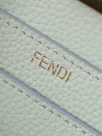 フェンディバッグ着用イメージ